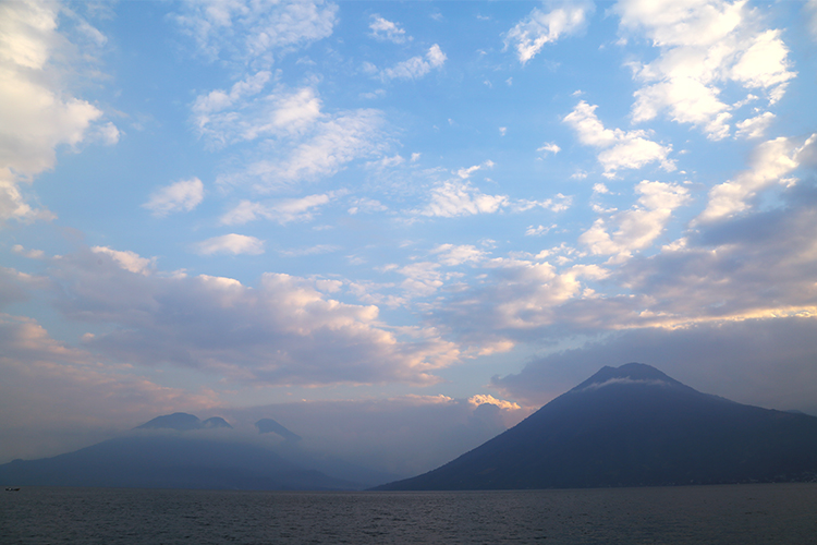 アティトゥラン湖　世界一美しい湖　グアテマラ