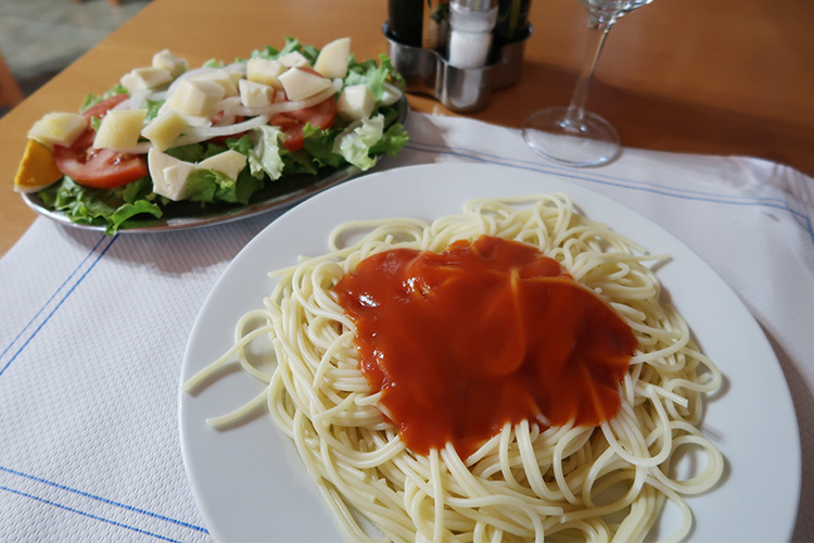 レストラン　食事　カミーノ