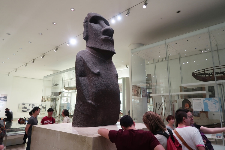 ロンドン　大英博物館　モアイ像