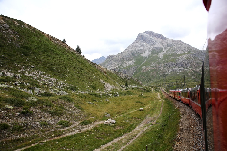 ベルニナ急行　スイス　観光列車　氷河