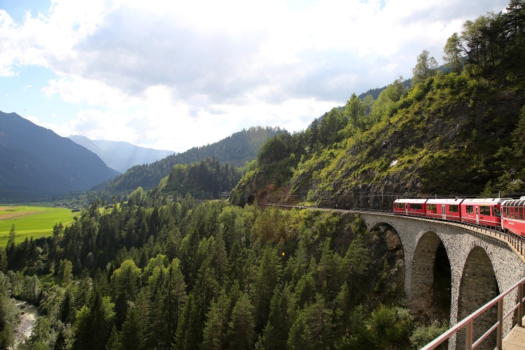 ベルニナ急行　スイス　観光列車