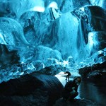 サファイヤのように青く輝く神秘の洞窟